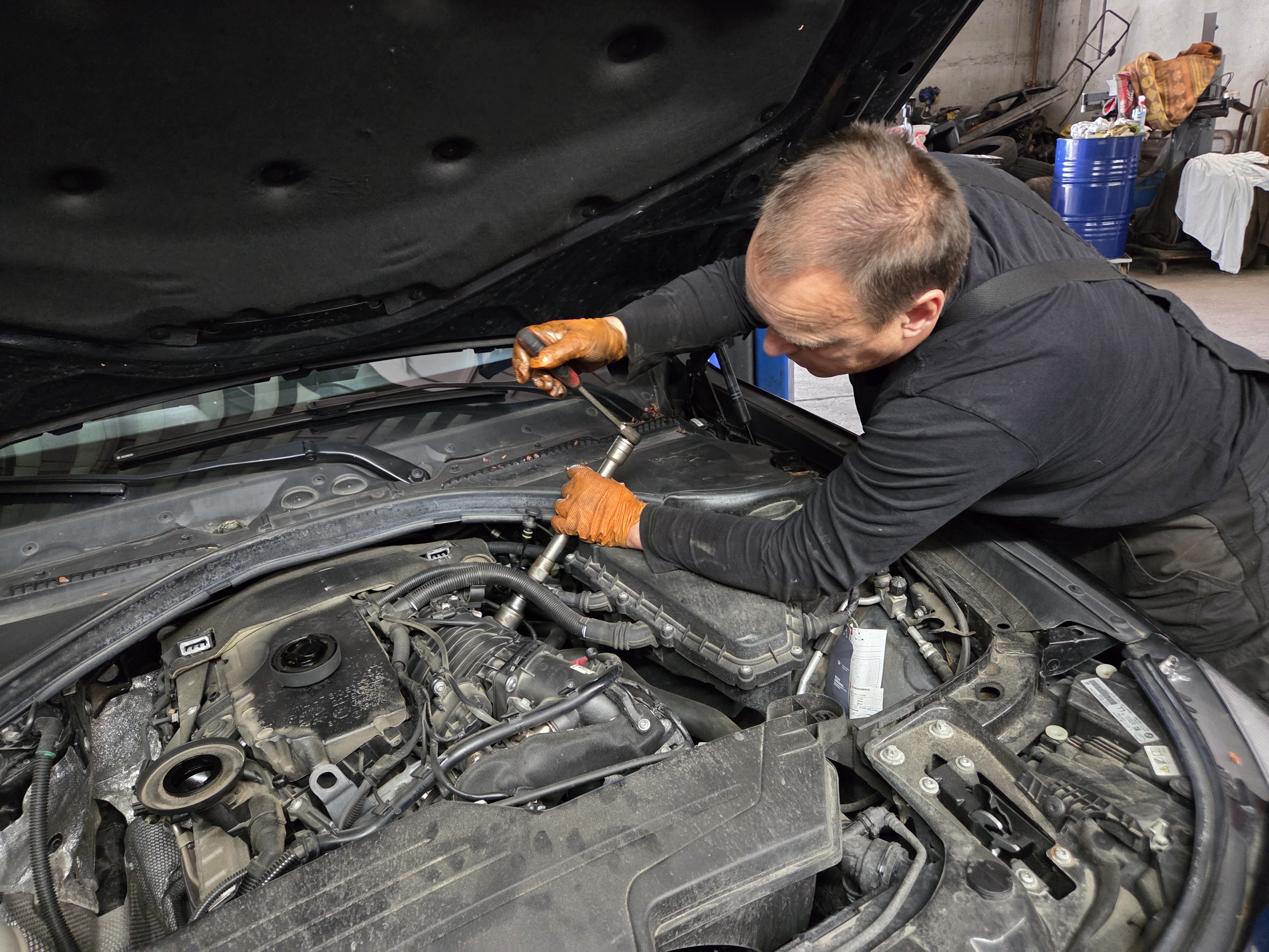 Meister bei der Motorreparatur