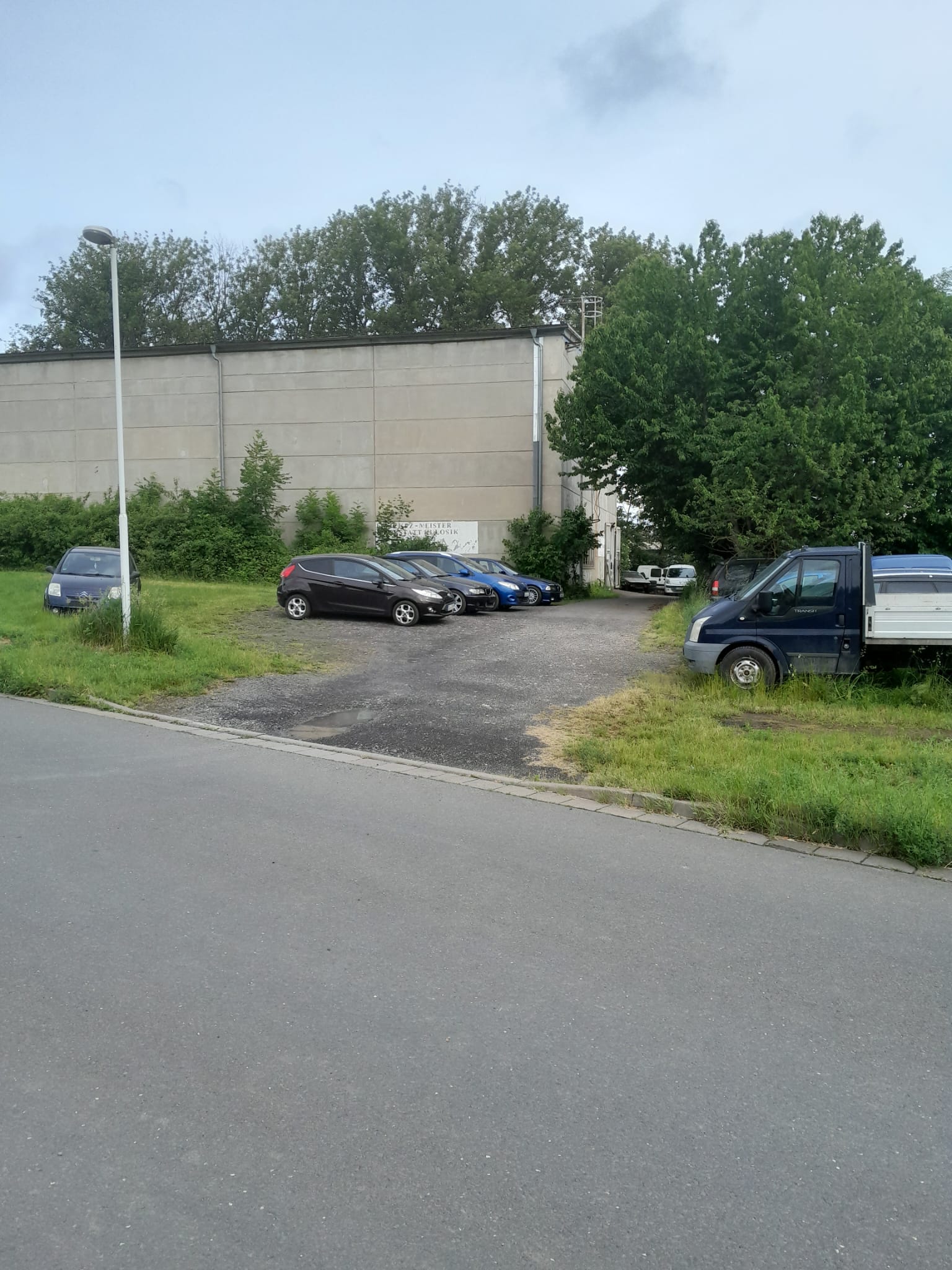Werkstatt Innenansicht mit Hebebühne